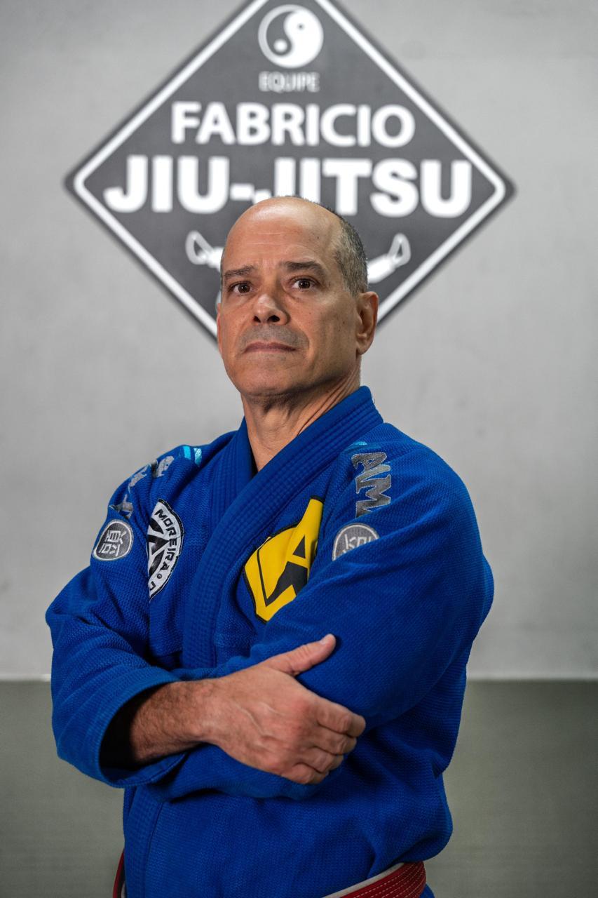Mestre Fabricio de braços cruzados