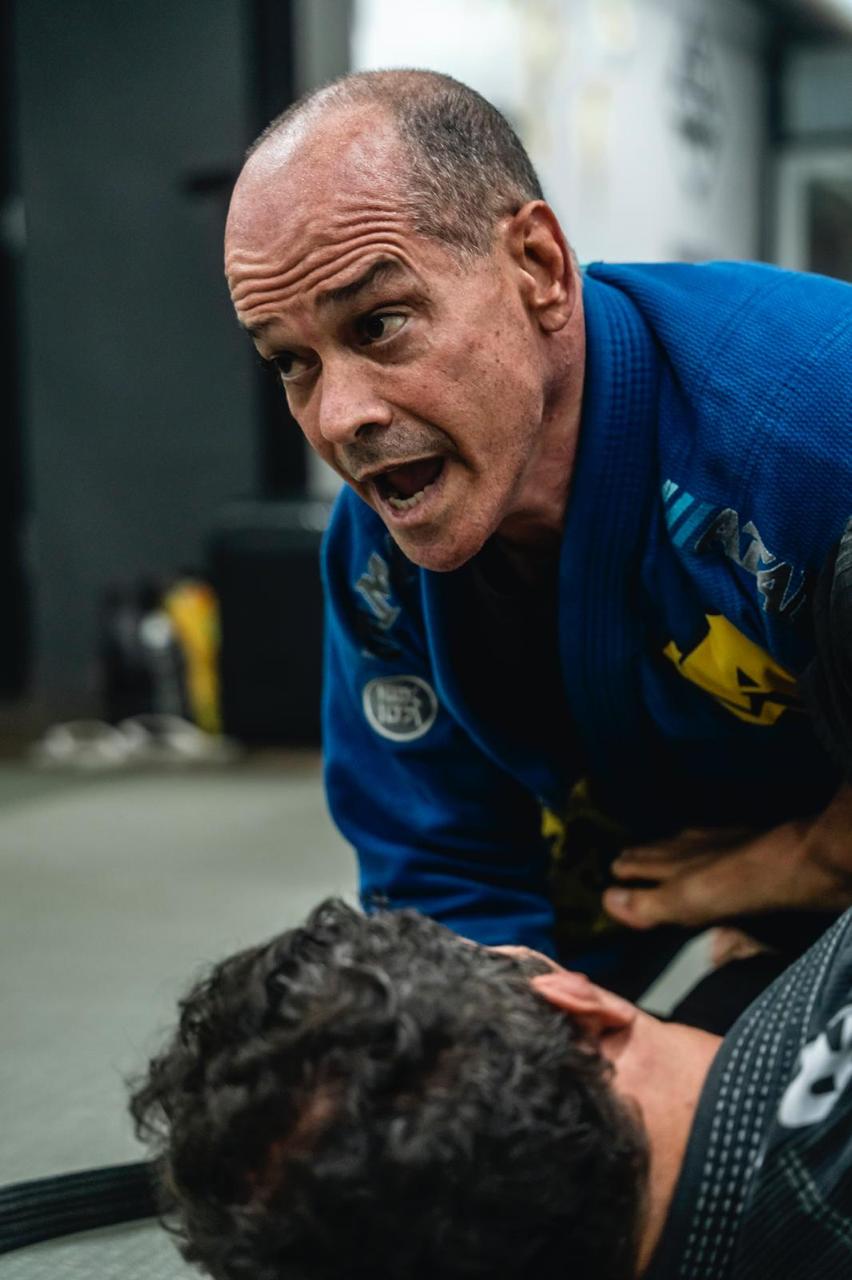 Mestre orientando no chão